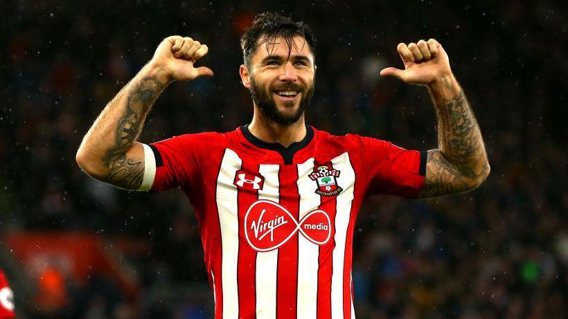 Wer ist Charlie Austin Cryer?